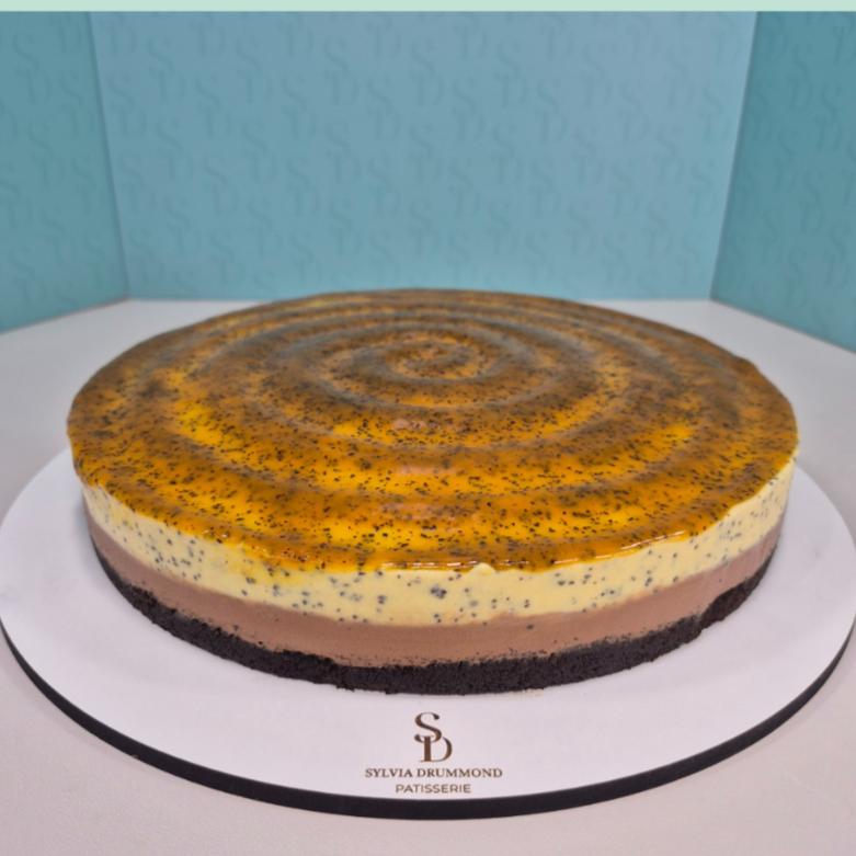 Uma combinação irresistível: base crocante de biscoito Oreo, mousse de chocolate cremoso, mousse de maracujá feito com a fruta in natura e cobertura de geleia artesanal de maracujá. Equilíbrio perfeito entre o doce e o azedinho.