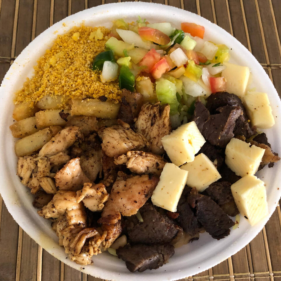 Acompanha feijão macassar, arroz, vinagrete, farofa, carne de sol, frango e queijo
