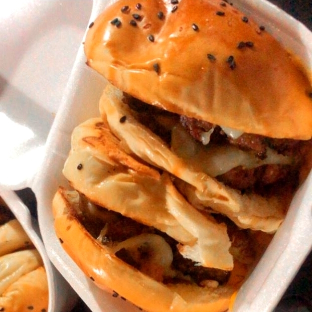 Pão de hambúrguer, 2 blend 90g recheado com cheddar, queijo, cebola caramelizada , farofa de bacon e molho da casa.