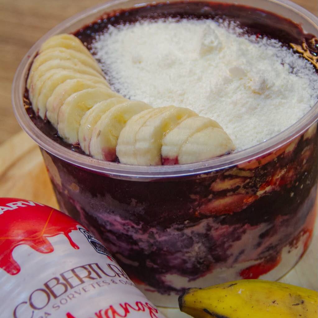 Pote Doçura Açaí Tradicional com leite em pó , Banana fresquinha e cobertura de morango