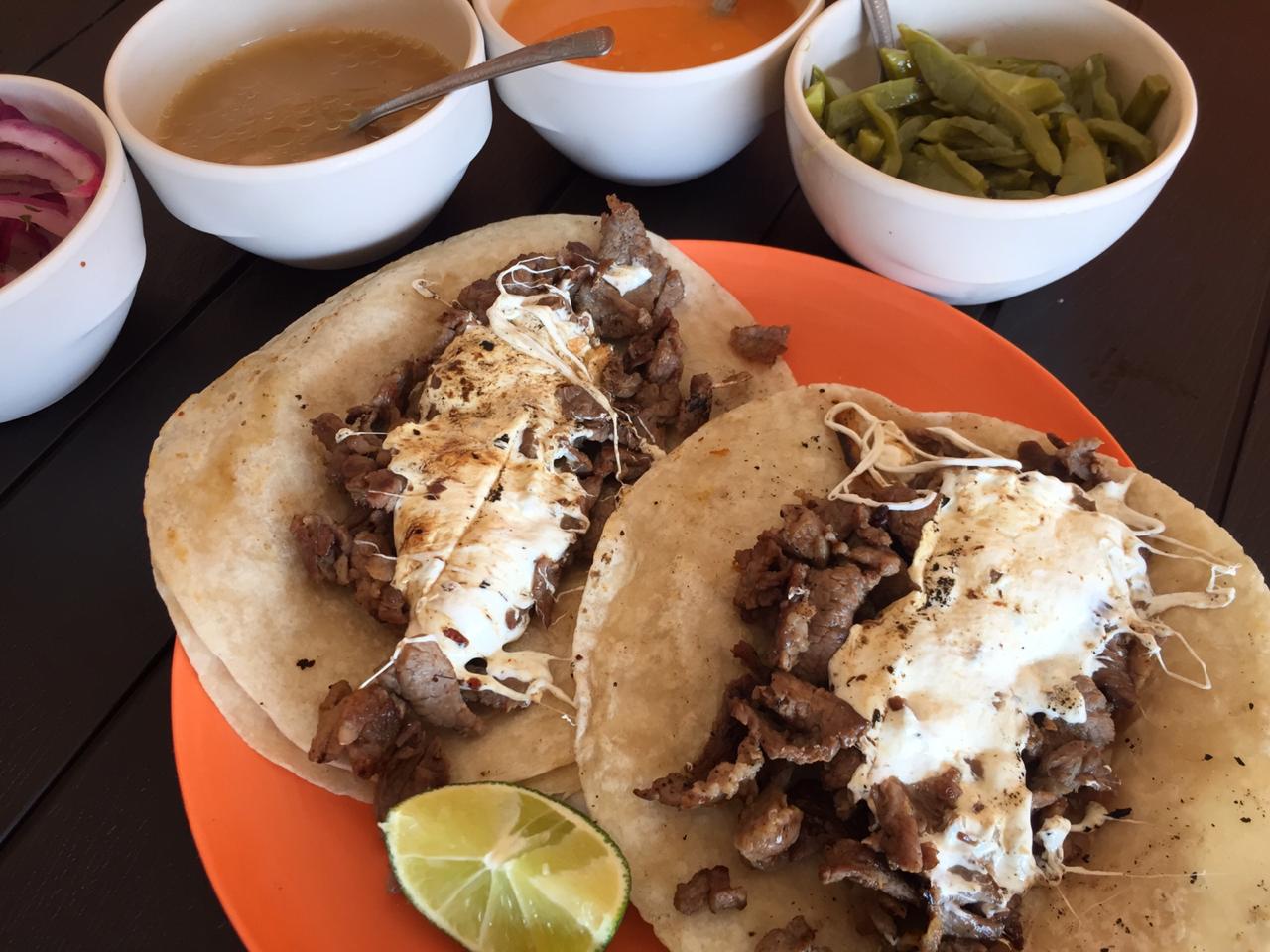 Taco de Costilla de Res con Harina y Queso