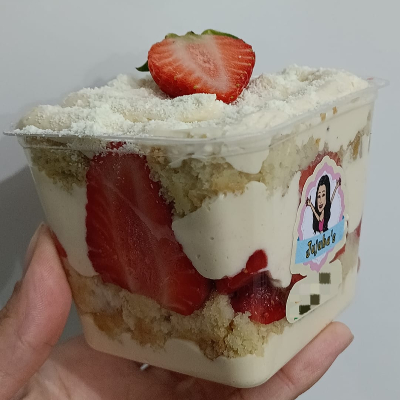 Massa de baunilha molhadinha, recheio cremoso de ninho e pedaços de morango.