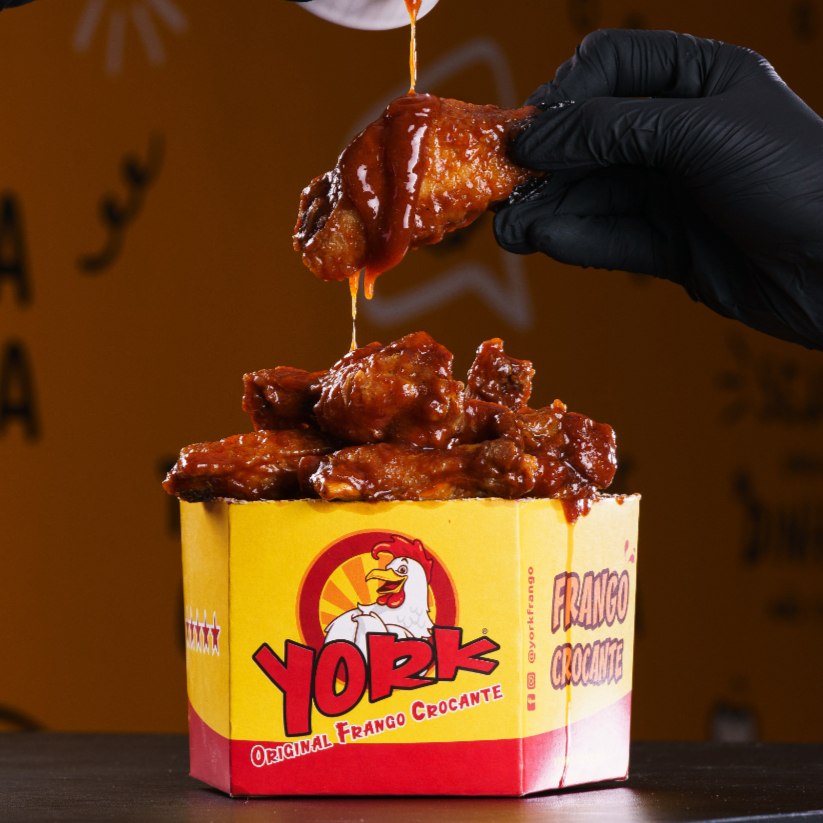 Um dos pratos mais apreciados no EUA, deliciosas coxinhas ou tulipas perfeitamente fritas e servidas com um molho Buffalo irresistivelmente picante. Experimente essa combinação deliciosa e surpreenda-se com o sabor! Serve até 2 pessoas. Foto Ilustrativa. Esse item não é vendido por peso e sim por unidade.