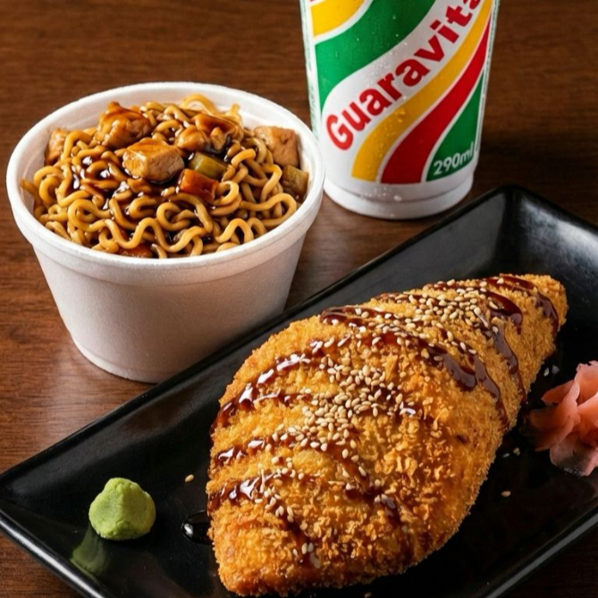 Um yakissoba mini de Frango + dois haromaki de chocolate + um guaravita
