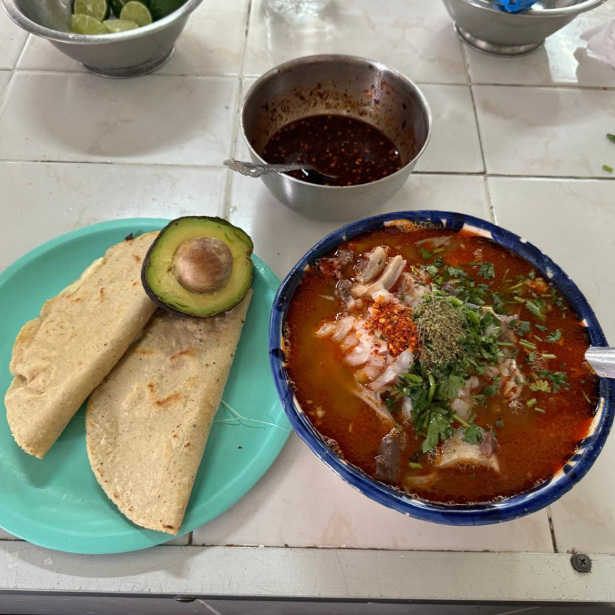 Menudo Aguacate Quesadilla Tortillas y Refresco