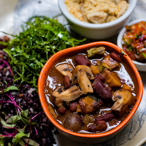 Prato vegano, sem glúten. Contém castanha de caju e amendoim.