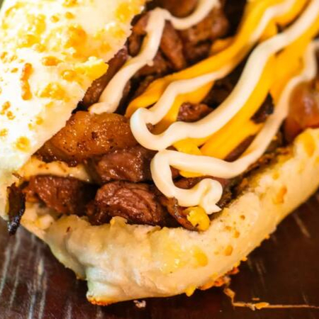 Baguete de parmesão, vinagrete, molho de alho caseiro, 300g de fraldinha grelhada ao fogo esse é o nosso churrasco grego na baguete com cheddar, Catupiry e bacon N•2 Obs: esse lanche e 100% carne bovina