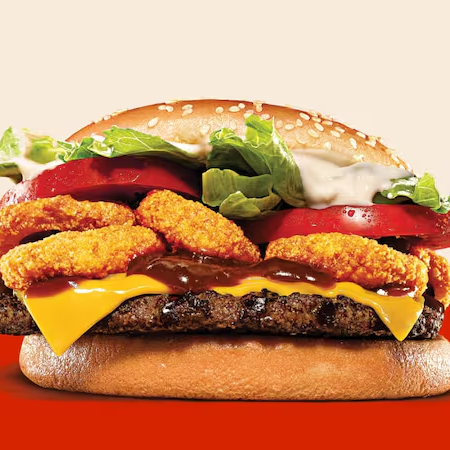 Um hambúrguer com uma carne bovina grelhada de 113g, pão com gergelim, queijo derretido, molho barbecue, salada fresca (alface, tomate), onion rings e maionese Bk.