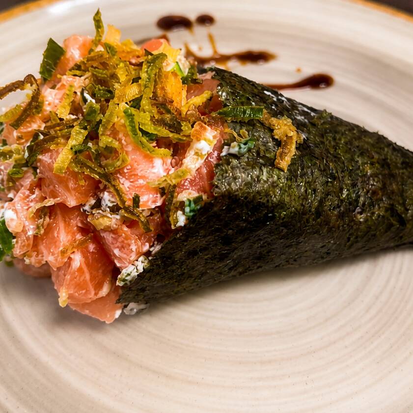 temaki philadelphia arroz,alga,cream cheese ,cebolinha ,alho poro