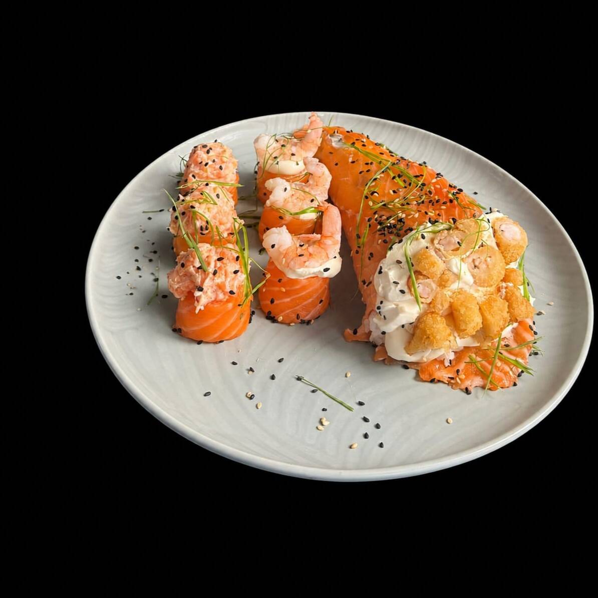 Supremo FIRE (com recehio de arroz, camarão empanado e cream cheese Aprox 350g ) 03 ebi joy e 03 joy joy. Não realizamos troca das peças, acompanha 30 ml de teriaki e 02 sachês de shoyu. (Na falta da pepsi, enviaremos guaraná antártica zero) Na falta de pepsi , será substituído por guaraná antártica zero)