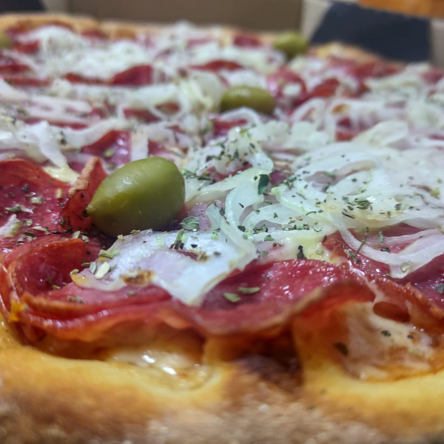 Molho de tomate fresco, Muçarela, Calabresa Fatiada, Cebola, orégano e azeitonas.