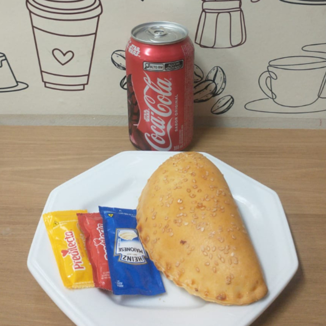 Delicie-se com nossa fogazza de frango com milho, recheio suculento e sabor irresistível, acompanhada de Coca-Cola 350ml geladinha. A combinação perfeita de sabor e refrescância para qualquer hora do dia!