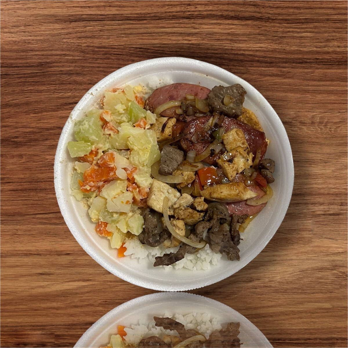 Marmita acompanha, arroz branco, feijão preto, farofa e maionese.