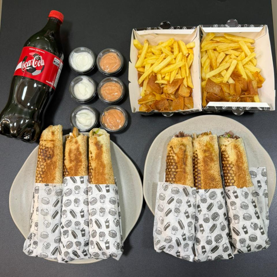 6 shawarmas à sua escolha + 3 molhos de alho + 3 molhos de alho picantes + 2 porções de batatas fritas com pão sírio torrado + 1 litro de Coca-Cola