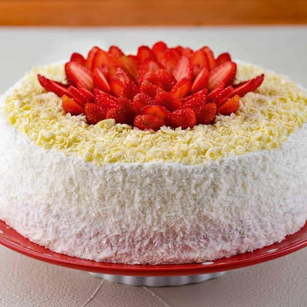 Bolo de abacaxi com coco caseiro, com recheio de beijinho, coberto com leite condensado cremoso e coco polvilhado com raspas de chocolate branco, decorado com morangos fatiados. Imagem meramente ilustrativa.
Bolo pequeno serve até 8 fatias.
Bolo grande serve até 16 fatias.