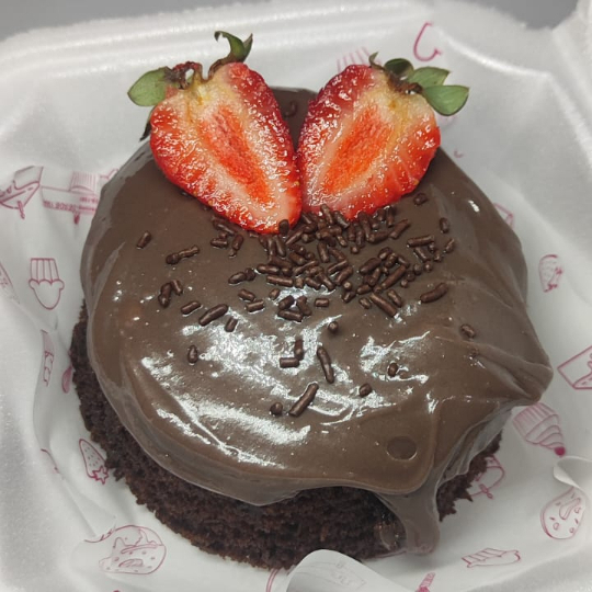Mini bolo vulcão sabor chocolate com massa de chocolate 50% e morangos frescos