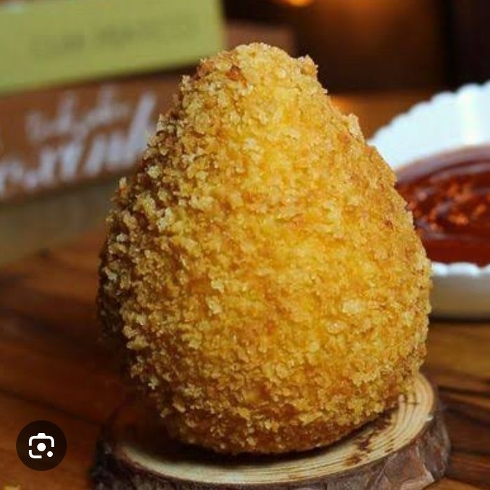 Coxinha massa temperada num ponto frango bem temperadinho macia ppr dentro crocante por fora