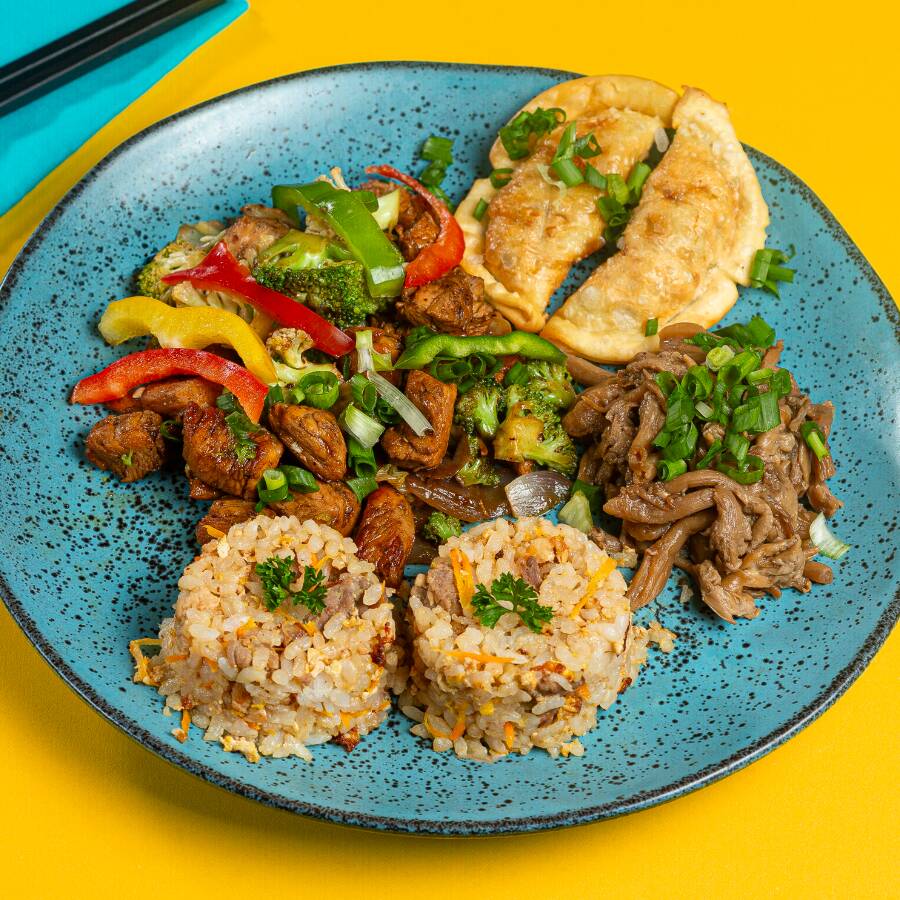 Uma refeição completa com uma Coca-Cola (220 ml) geladinha para acompanhar!! Este combo contem: 1 porção de frango xadrez 150g 1 porção de Shimeji 150g 1 porção de Yakimeshi ou Gohan 100g 2 Guiozas Bovina