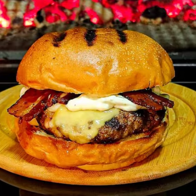 Pão de brioche, hambúrguer 180 gramas,3 fatias de bacon (Aurora) , queijo coalho (Quata) , queijo muçarela, catupity Original , barbecue, maionese de churrasco (Hellmans). (Hambúrguer,Bacon E Queijo Coalho São Feitos Na Churrasqueira Para Uma Melhor Qualidade E Sem Nenhum Tipo De Óleo Ou Algo Parecido Se Torna Mais Saudável E Gostoso.)
