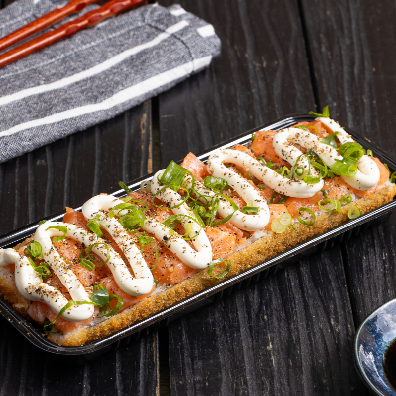 Crocante por fora, surpreendente por dentro: recheio generoso de salmão em cubos , cream cheese e cebolinha. Uma explosão de sabores para quem ama frutos do mar! Serve 1 Pessoa (480 gramas)