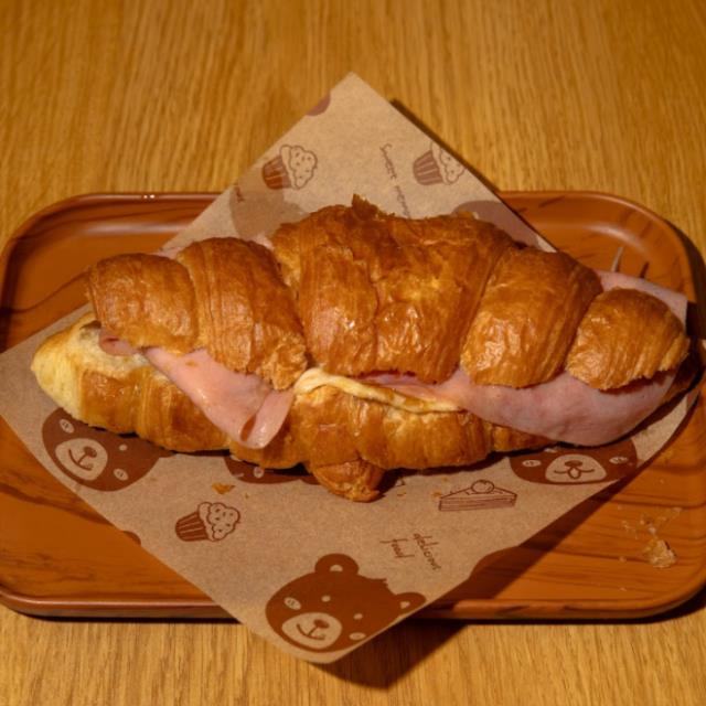 CROISSANT SALADO (JAMON Y QUESO)-D