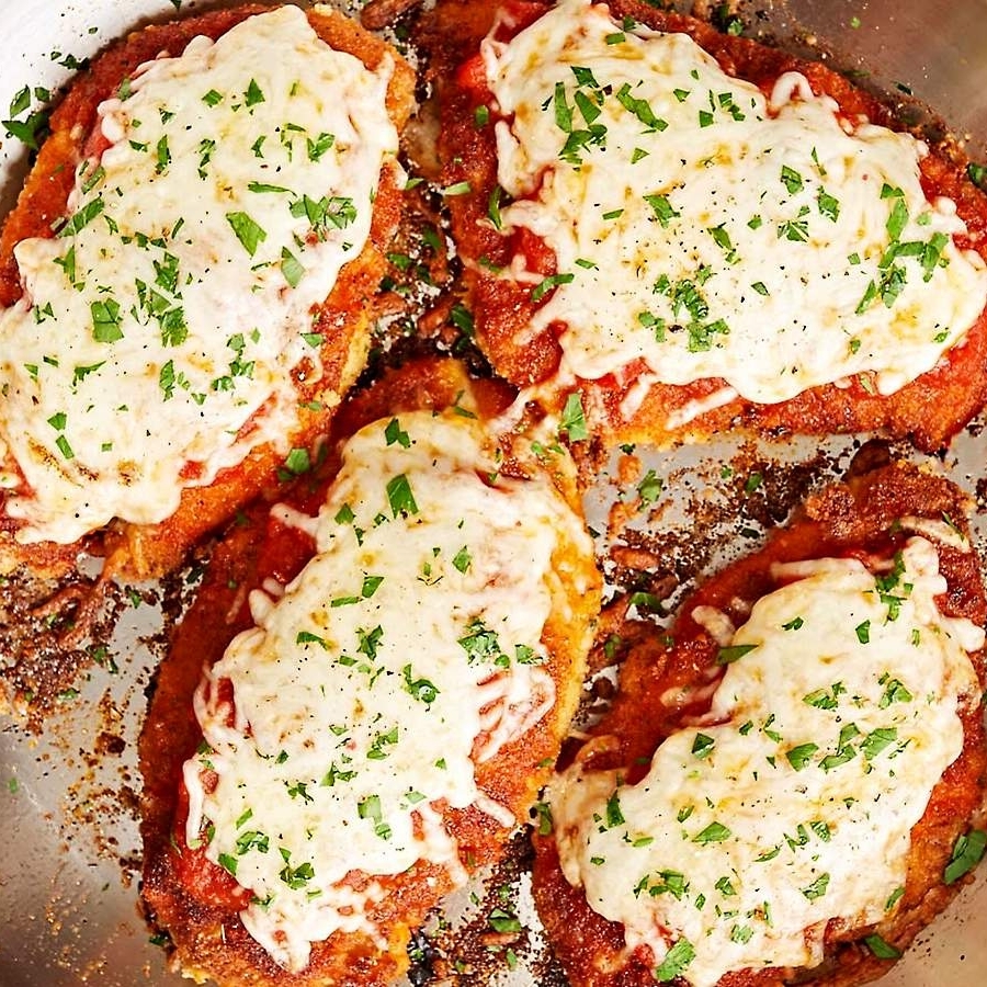 Arroz, feijão , macarrão ao molho vermelho , parmegiana de frango , batata frita + salada fresquinha