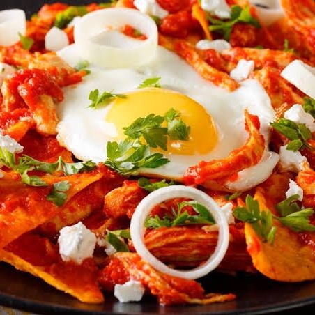Chilaquiles con pollo, carne o huevo.