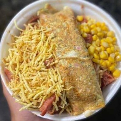 Acompanha calabresa, bacon, milho, batata palha, 1 omelete recheada (Catupiry ou cheeder), (omelete feita com presunto e orégano). Deixar na descrição preferencia para recheio.( servido na marmita media 750 ml)