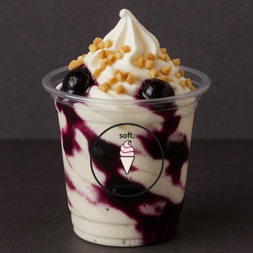 Um clássico italiano reinventado com sofisticação! Nosso Sundae Bella Amarena traz o cremoso sorvete de baunilha soft, envolto por uma irresistível calda de cereja amarena, com pedaços suculentos da fruta que elevam o sabor a outro patamar. Acompanha Amendoins Crocantes e um Canudo Biju. imagem meramente ilustrativa.