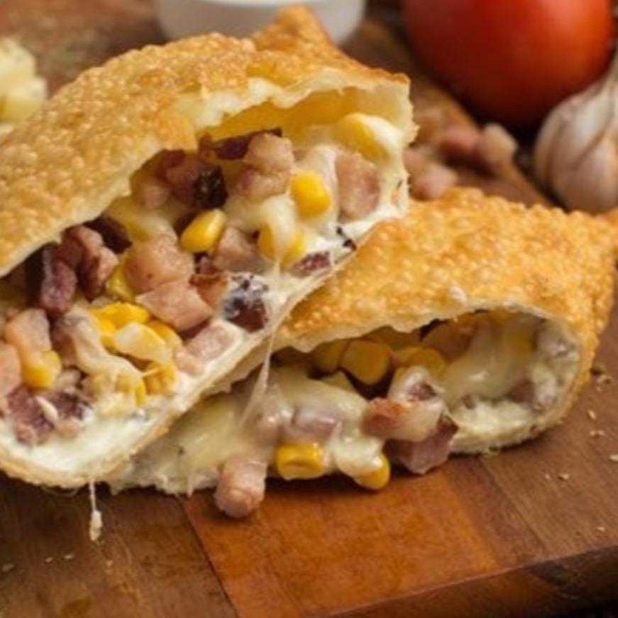 massa crocante sequinha, 20cm, recheada com tomate, milho verde, queijo tipo mussarela, bacon cubos, catupiry, orégano.