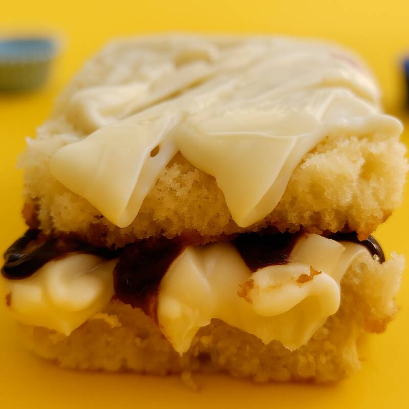 Massa fofinha e molhadinha de Leite Ninho, recheada com duas camadas irresistíveis: brigadeiro cremoso de Leite Ninho e brigadeiro cremoso de Nutella. Para finalizar, um toque especial do nosso creme gourmet clássico de 4 leites — Leite Condensado, Creme de Leite, Leite Ninho e Leite de Coco. Uma explosão de sabor a cada colherada. Difícil mesmo é parar no primeiro pedaço! Peso: 190 gramas. Serv