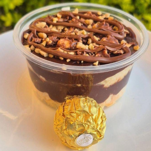 Camadas de bolo de chocolate macio intercaladas com creme de avelã e brigadeiro gourmet, finalizadas com pedaços de bombom Ferrero Rocher. 👉 Uma sobremesa sofisticada, perfeita para quem busca sabor intenso e requinte em cada colherada. Tamanho individual – ideal para presentear ou se deliciar.