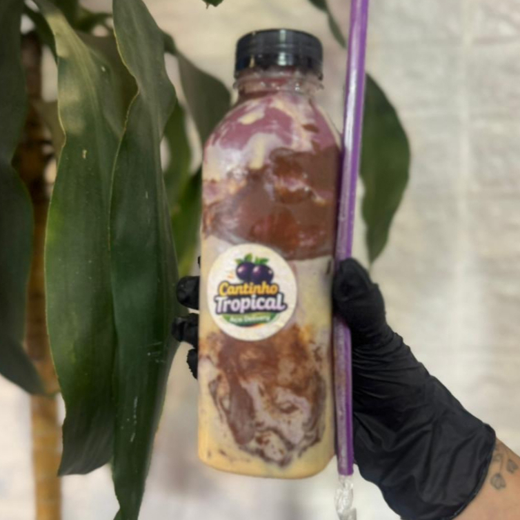 Açaí batido com paçoca, adicionado creme de paçoca, e leite condensado.