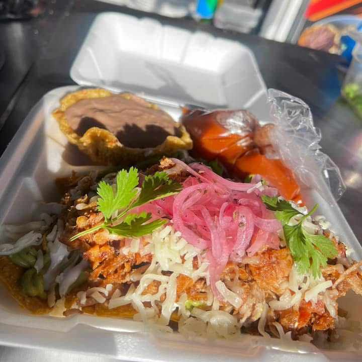 Chilaquiles con Chicharrón Prensado y Pierna