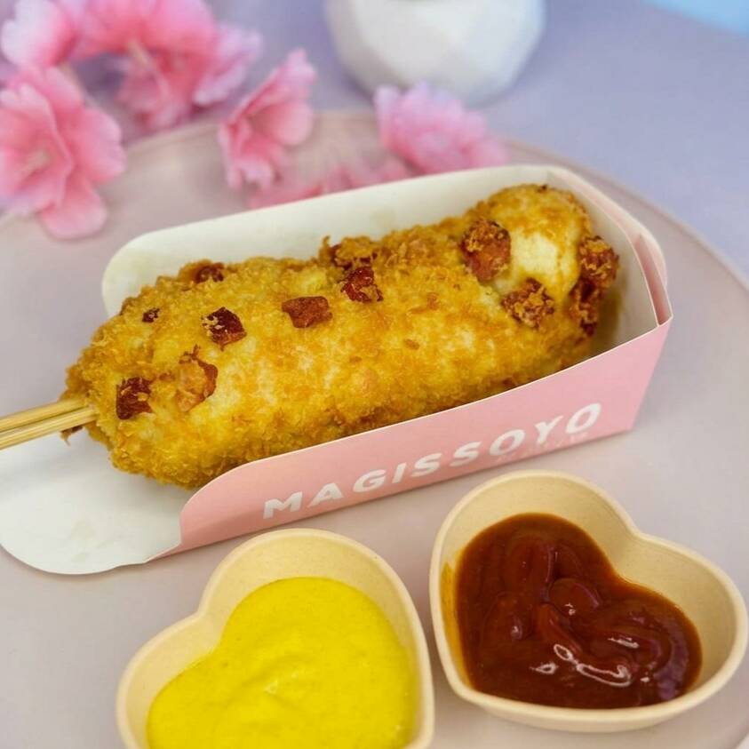 O queridinho dos amantes de bacon! Nosso corn dog é empanado no estilo coreano e vem coberto com bacon.