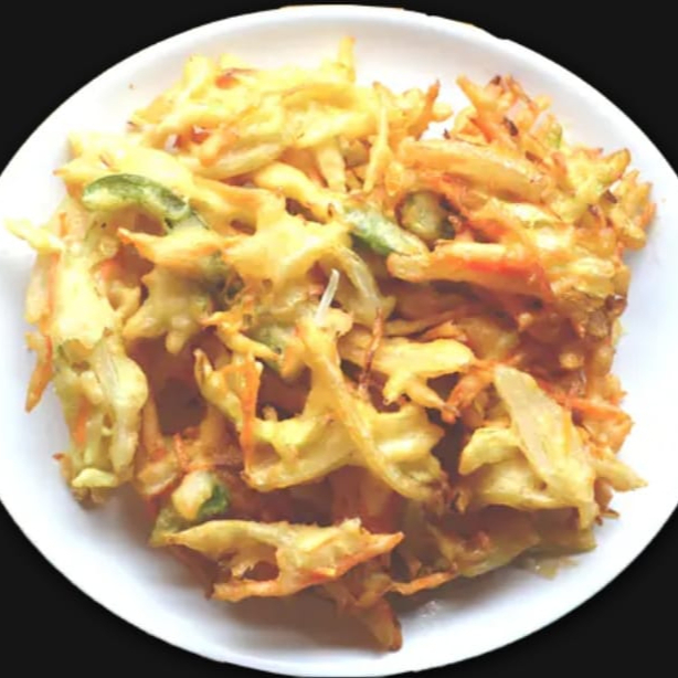 massa leve com repolho, pimentão, cebola, cenoura fritos.