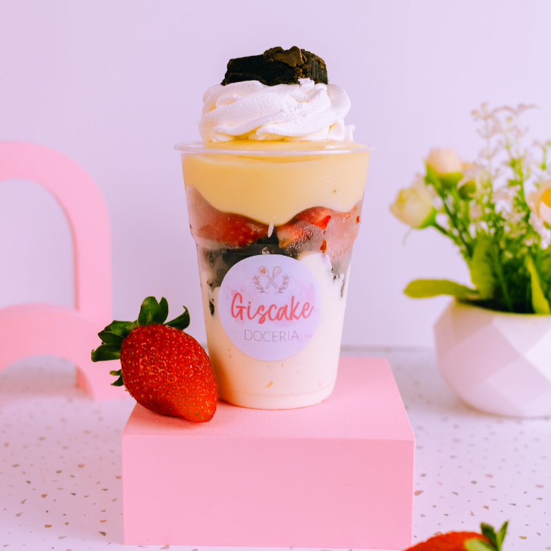 Mousse de Ninho, morangos frescos e pedaços de brownie meio amargo, Brigadeiro cremoso de Ninho. Finalizado com chantilly.