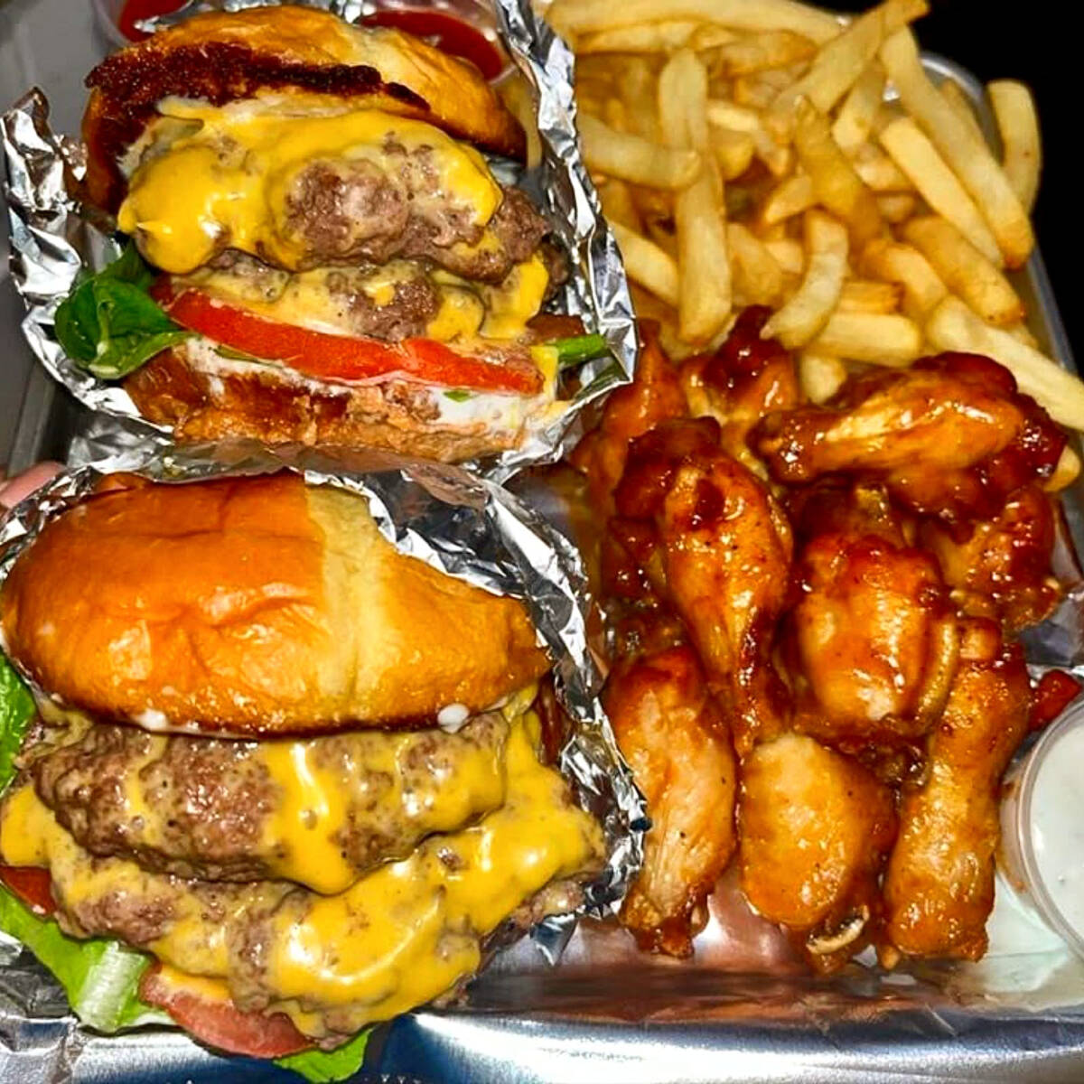 Dos Tocicheddar Doble Res + 6 Alitas + Papas