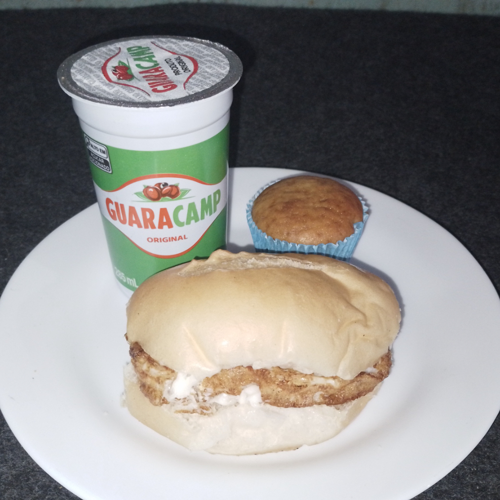 1 guaracamp 285ml. - 1 cupcake de baunilha sem recheio. - 1 pão com ovo frito
