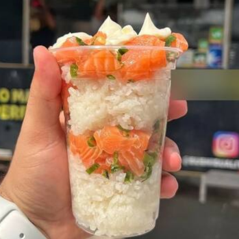 Muiiitooo salmão, arroz, cream cheese e cebolinha.
