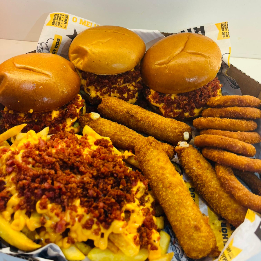 Uma caixa completa pra quem não brinca com fome! São 3 hambúrgueres artesanais suculentos, acompanhados de batata frita com cheddar cremoso e farofa crocante de bacon, onion rings douradinhas e queijo empanado crocante por fora e derretido por dentro. Ideal pra compartilhar… ou não 😌🔥