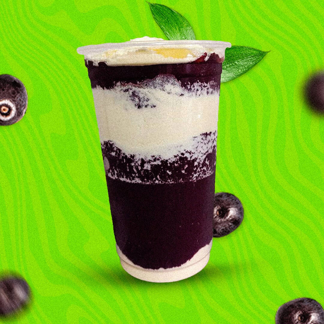 Vitamina de açaí em camadas com leite em pó e leite condensado.