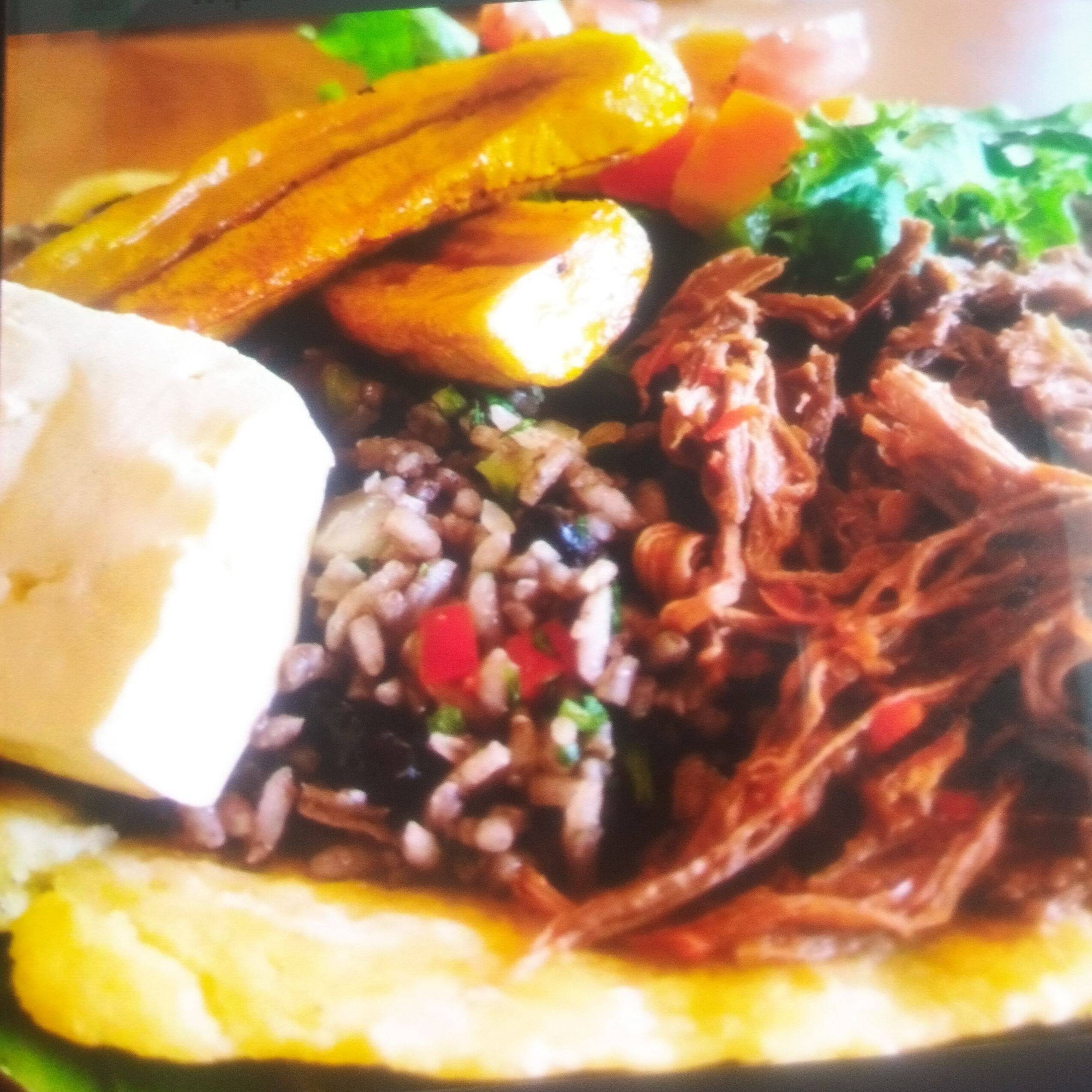 Pinto tortilla queso carne desmechada plátano