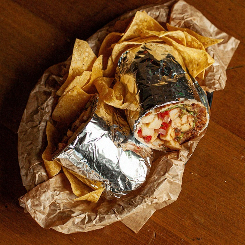 Burrito grande (tortilha de trigo recheada com uma proteína + acompanhamentos à sua escolha) + dip nachos (aprox. 60g de tortilha de milho frita + aprox. 80g de molho à sua escolha) + 1 unidade de refrigerante.
*todos os acompanhamentos e adicionais são enviados dentro do burrito.
*combo individual.
*não é possível retirar ou alterar o preparo dos produtos.