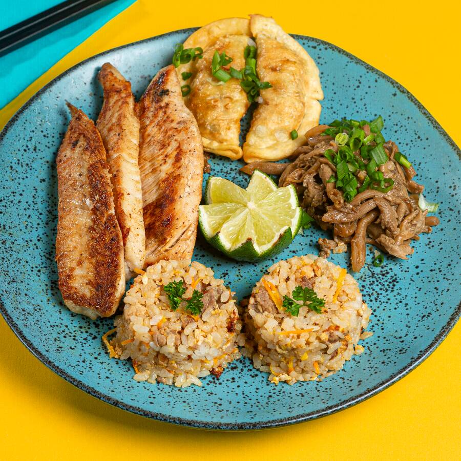 Uma refeição completa com uma Coca-Cola (220 ml) geladinha para acompanhar!! Este combo contem: 1 filé de tilápia grelhada 150g 1 porção de Gohan 100g 1 porção de Shimeji 150g 2 Guiozas Bovina