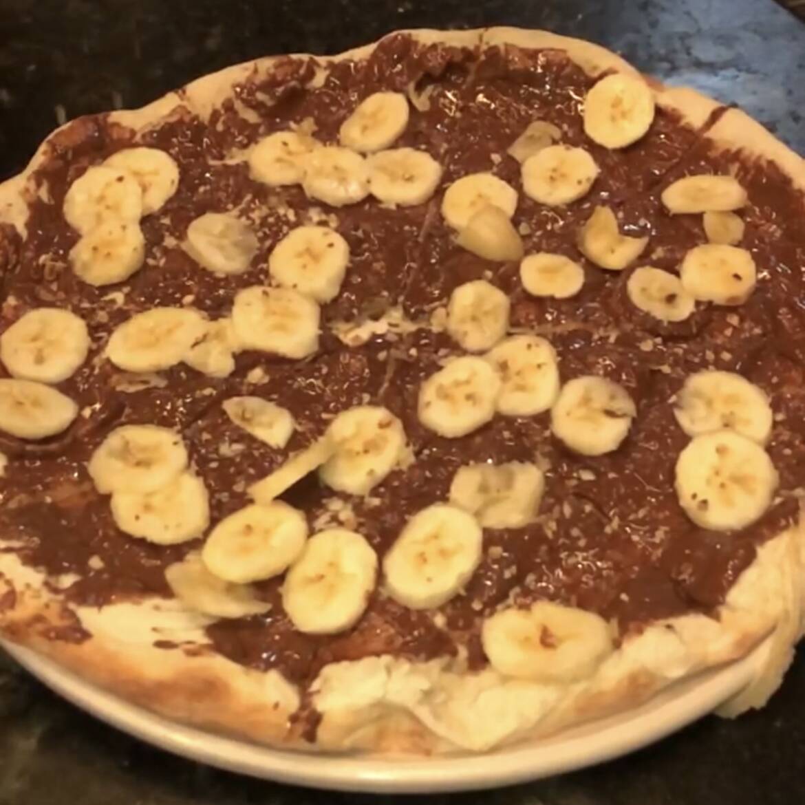 Pizza de Nutella con Fruta y Nuez