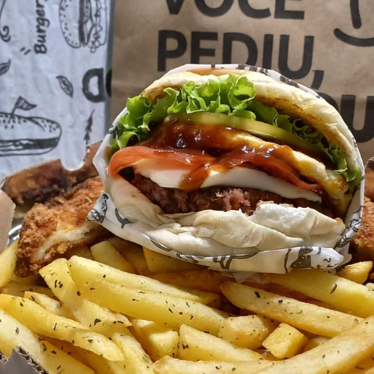 PÃO SELADO, CARNE BOVINA 55G, OVO, QUEIJO E SALADA RICA.