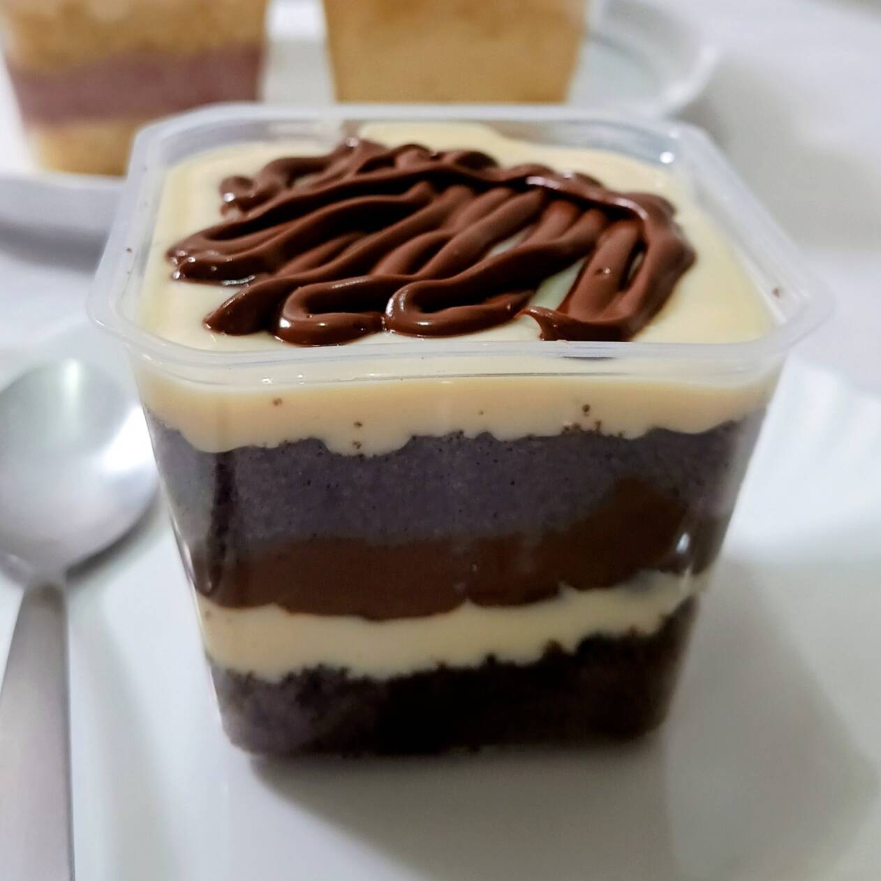 Bolo Dois Amores; Massa artesanal de chocolate 50% cacau, super fofinha, recheada com creme de leite ninho e nutella.