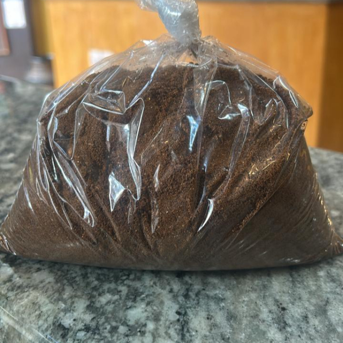 Torra Média: Nossa torra média realça os aromas naturais dos grãos de café, resultando em uma bebida equilibrada e suavemente intensa. Grãos Selecionados: Os melhores grãos de café foram cuidadosamente selecionados para garantir uma qualidade excepcional em cada xícara. Versatilidade: Além de ser ideal para preparar café expresso, nossos grãos de café também podem ser moídos conforme sua preferência, oferecendo uma experiência personalizada de acordo com o método de preparo escolhido.