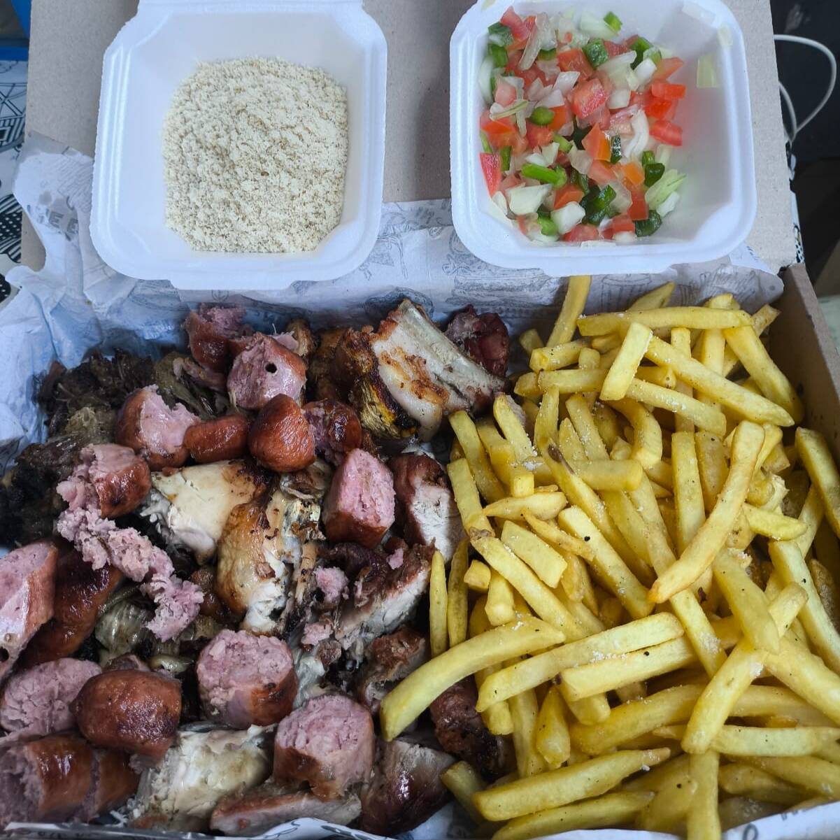 MISTÃO DE CHURRASCO ACOMPANHA:
FRANGO ASSADO, COSTELA BOVINA, COSTELA SUINA, PALETA SUINA,
LINGUIÇA, BATATA FRITA, FAROFA E VINAGRETE.